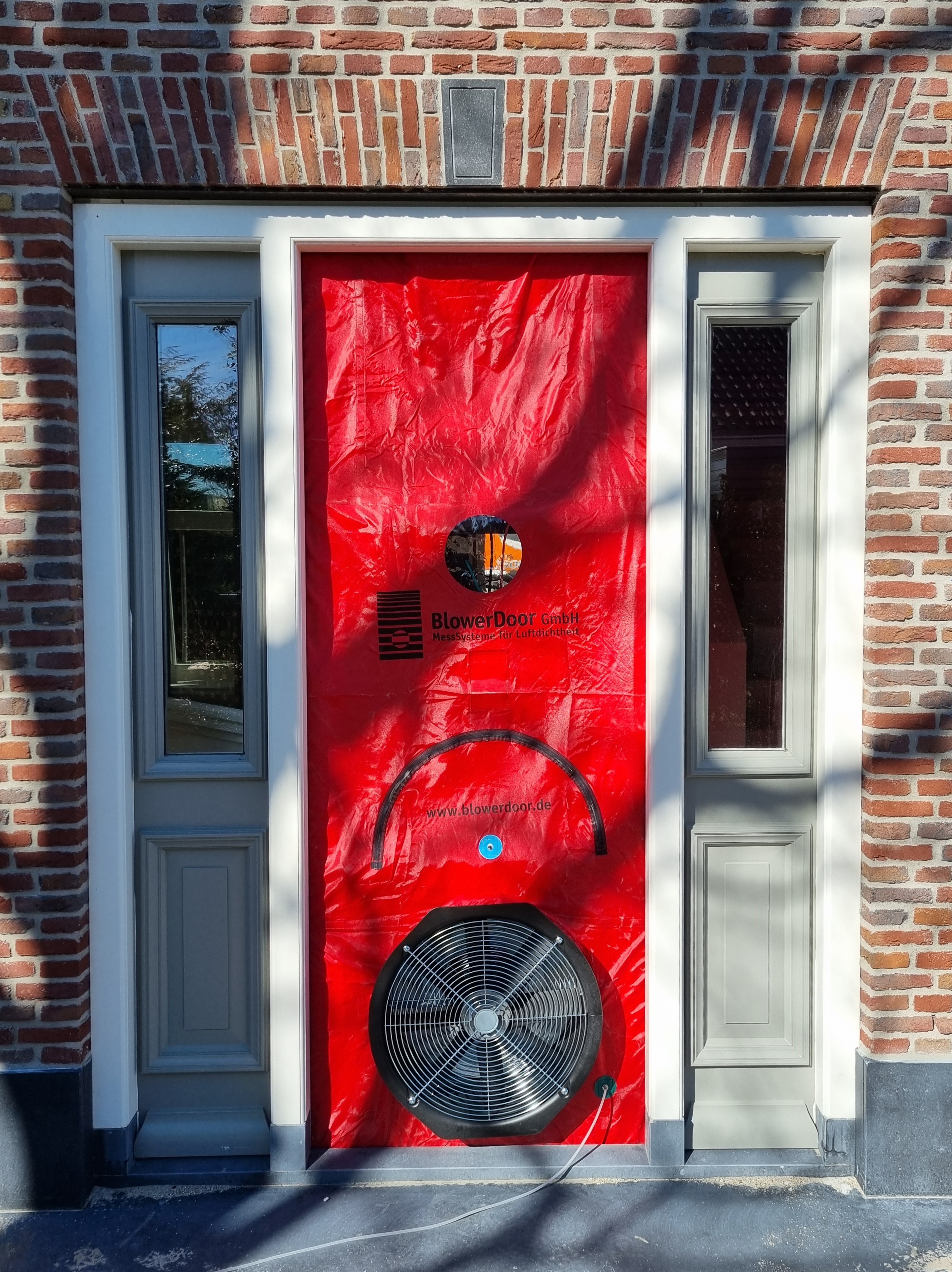 Blowerdooropstelling in de deuropening van een woning